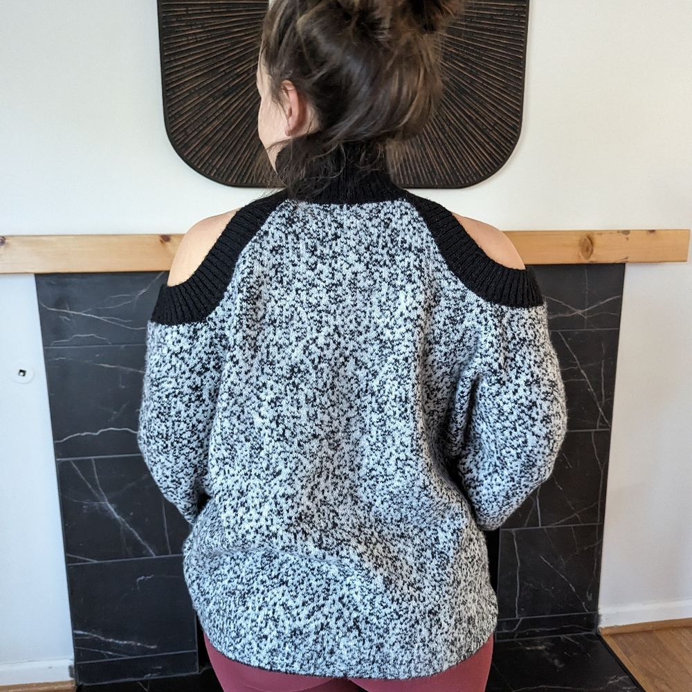 Women's POL Cold Shoulder Turtleneck Sweater Size Small Grey Black NWT - Picture 7 of 12